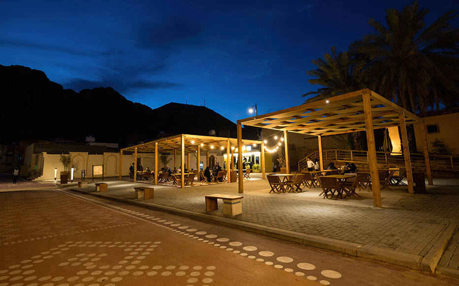 فعاليات العلا.. استكشف الأجواء الإبداعية وتأمل أروع التصاميم الفنية