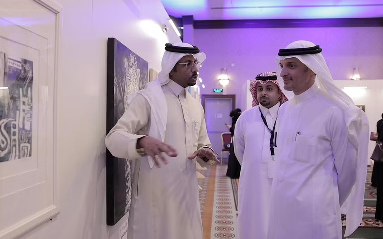 افتتاح معرض "ألوان عسير" بمشاركة 145 فنانًا وفنانةً من هواة الفنون البصرية