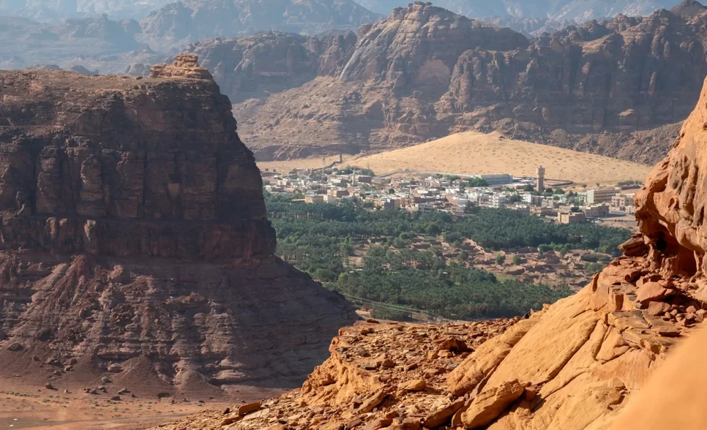 جولة المواقع السرية بقيادة عالم الآثار في العلا استكشاف تراث السعودية العريق