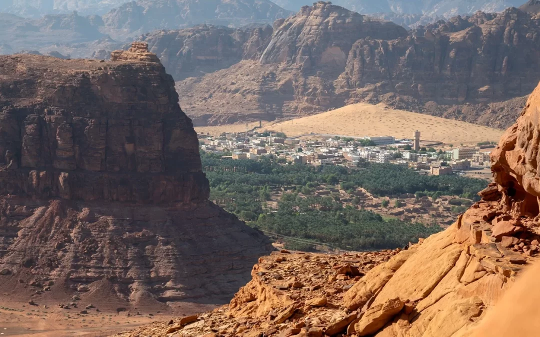 جولة المواقع السرية بقيادة عالم الآثار في العلا استكشاف تراث السعودية العريق