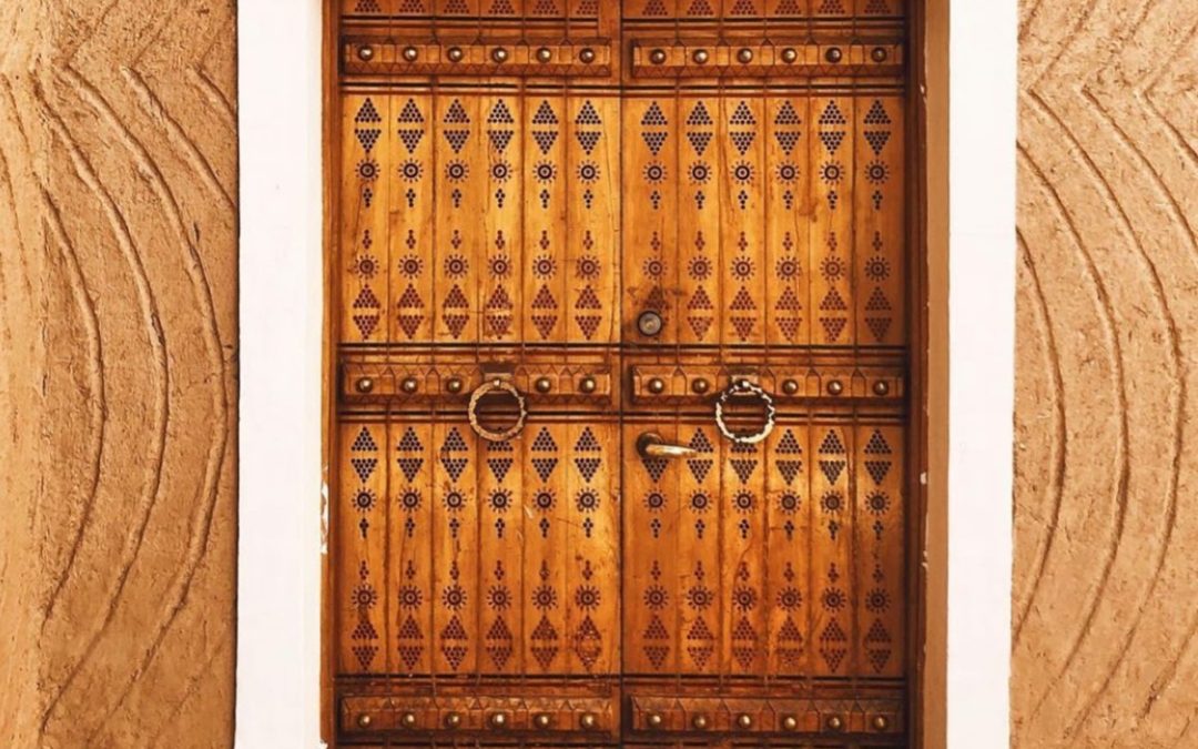 معرض ما وراء الباب في حي الطريف احتفاء بالفن والتاريخ النجدي