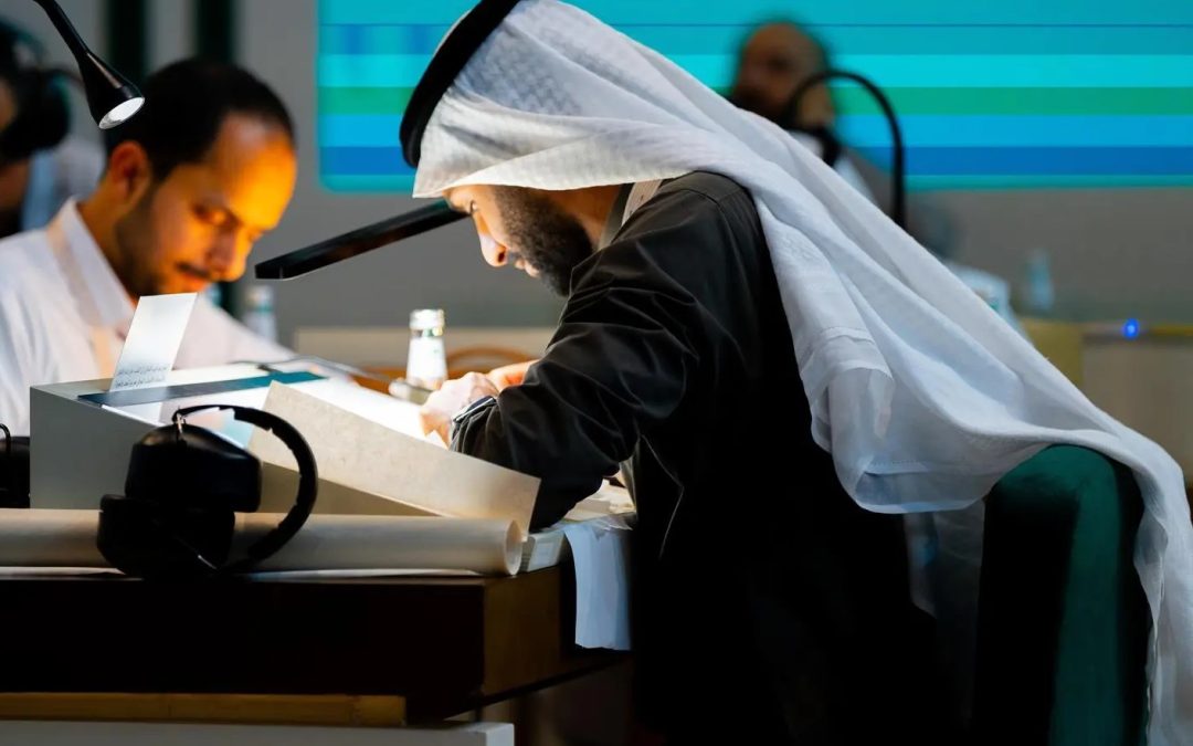 15 خطاطًا يتنافسون على إحياء فن الخط العربي في مسابقة عالمية بجدة