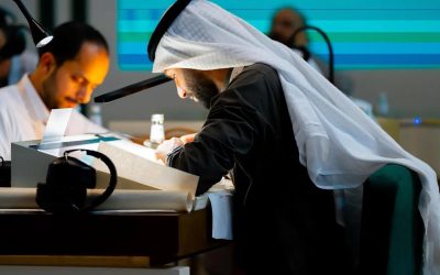 15 خطاطًا يتنافسون على إحياء فن الخط العربي في مسابقة عالمية بجدة