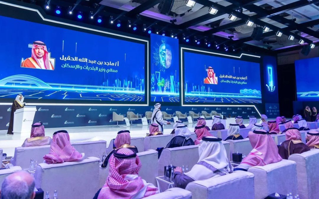 الموافق 27 يناير 2025 م واس  رعى معالي وزير البلديات والإسكان رئيس مجلس إدارة الهيئة العامة للعقار الأستاذ ماجد بن عبدالله الحقيل، حفل انطلاق أعمال منتدى مستقبل العقار بنسخته الرابعة بالعاصمة الرياض، تحت شعار “مستقبل للإنسانية: من أحلام لواقعية”، بمشاركة أكثر من 120 دولة و500 متحدث يمثلون القطاعين الحكومي والخاص، إلى جانب حضور عدد من الشخصيات البارزة على المستويين المحلي والدولي.  وأوضح وزير البلديات والإسكان أنّ التشريعاتُ العقارية التي يشهدها السوق العقاريّ السعودي من أنظمة وقواعد ولوائح تنفيذية وتنظيمية تعكس الاهتمام الحكومي بهذا القطاع، حتى أصبحَ القطاعُ العقاريّ أحدَ أهم ركائز رؤية المملكة 2030 الملهمة.  وأشار إلى أن نظام الوساطة العقارية ولائحته التنفيذية أسهما في رفع الموثوقية بالسوق العقاري، كونه يُمثل إطارًا قانونيًا واضحًا يضمنُ حقوق جميع الأطراف، فضلًا عن تعزيز الثقة بين المستثمرين وملاك العقارات والوسطاء العقاريين ومقدمي الخدمات العقارية والعملاء، إضافة إلى أنّ نظام المساهمات العقارية ولائحته التنفيذية، الذي يعمل جنبًا إلى جنب مع نظام بيع وتأجير المشروعات العقارية على الخارطة، إلى جانب لائحته التنفيذية وجدول تصنيف المخالفات والعقوبات، حيث أسهم النظام في تحقيق نمو ملحوظ خلال العام الماضي، بإصدار 192 رخصة لمشاريع تجاوزت قيمتها الإجمالية 147 مليار ريال (ما يعادل 39.2 مليار دولار أمريكي).  وبين معاليه أنّ “منتدى مستقبل العقار”، يوفر فرصًا عالميةً ونوعيةً لتطوير القطاع العقاري، ويعزز جودة الحياة عبر بناءِ مدنٍ مستدامةٍ ومتكاملة، تحظى بخدماتٍ بلديةٍ وسكنيةٍ تلبي طموحات كل إنسانٍ يعيش على أرضِ المملكة، مضيفًا أن النمو الاستثنائي الذي يشهده السوق السعودي العقاري لم يكن وليد الصدفة، بل هو نتاج رؤيةٍ واضحةٍ وأُطرٍ تشريعيةٍ متطورة وبيئةٍ اقتصاديةٍ داعمة.  وشهد المنتدى في يومه الأول إقامة عدد من الجلسات الحوارية التي ناقشت رحلة القطاع البلدي والسكني وما حققه من قفزات لبناء مستقبل عقاري أكثر حيوية وازدهارًا، إضافة إلى استعراض الفرص الاستثمارية بمختلف مناطق المملكة، ودور التكامل بين القطاعات الاقتصادية في دعم النمو الاقتصادي، وأهمية السجل العقاري في التخطيط الحضري وبناء مجتمعات سكانية مستدامة، كما سُلِّط الضوء على أهمية التوازن والابتكار في المشهد العقاري، وضرورة تبني التقنيات العقارية الحديثة التي من شأنها أن تفتح آفاقًا مستقبلية لا حدود لها.  يذكر أنّ منتدى مستقبل العقار يستمر ثلاثة أيام، ويضم معرضًا عقاريًّا مصاحبًا لإثراء المحتوى العقاري، بمشاركة كبرى الشركات والجهات المحلية والدولية وكبار المستثمرين المساهمين في منظومة العقار حول العالم، حيث تستعرض أجنحة المعرض أحدث ما وصلت إليه تقنيات العقار والمنتجات العقارية المتطورة والحلول التمويلية واتجاهات السوق العقاري السعودي وخطواته الإستراتيجية التي تهدف لتعزيز شفافيته وموثوقيته وجاذبيته الاستثمارية.