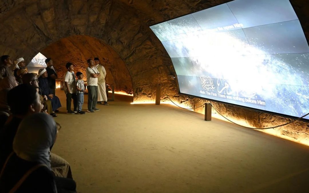 معرض الوحي في حي حراء الثقافي يأخذ زواره في رحلة تفاعلية عبر السيرة النبوية