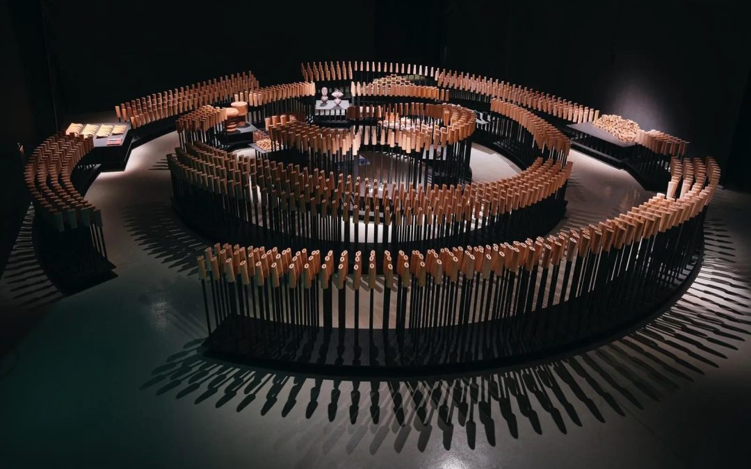 معرض “تأقلُم” في المتحف السعودي للفن المعاصر بجاكس.. نافذة للتفكّر في الحياة من خلال فنّ السيراميك