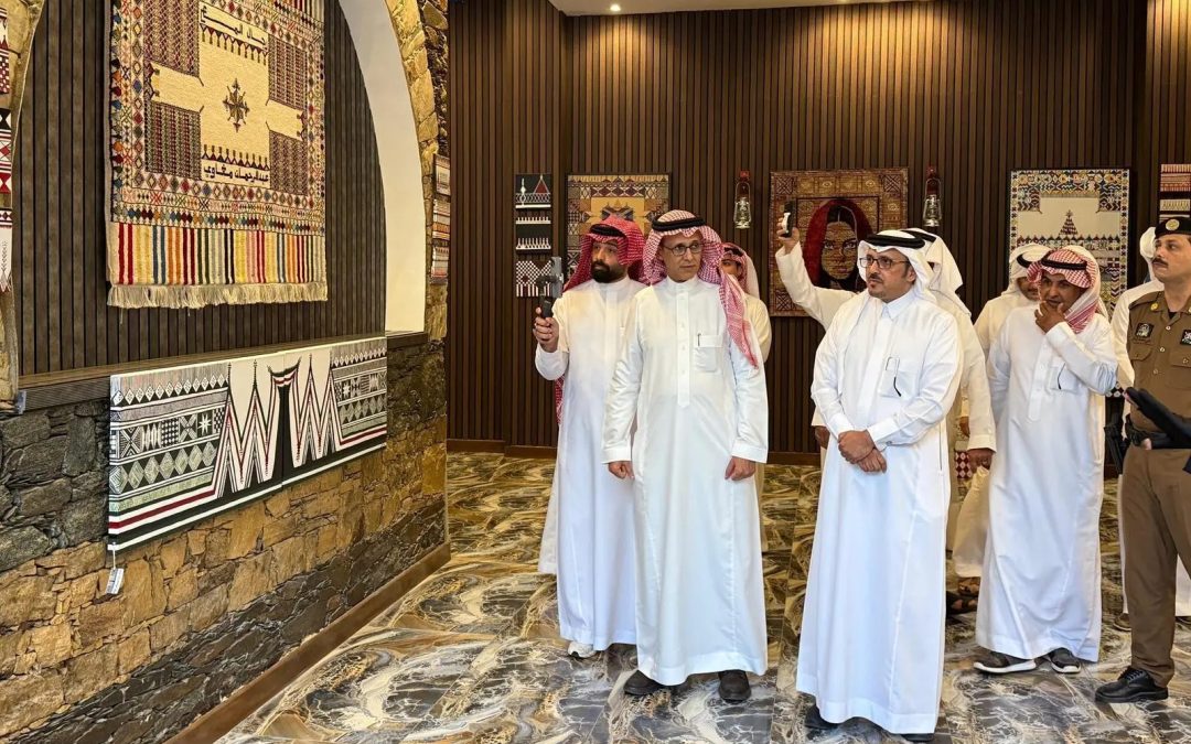 افتتاح المعرض التشكيلي “وشيل” في رجال ألمع.. احتفاء بالإبداع النسائي في الفن التشكيلي