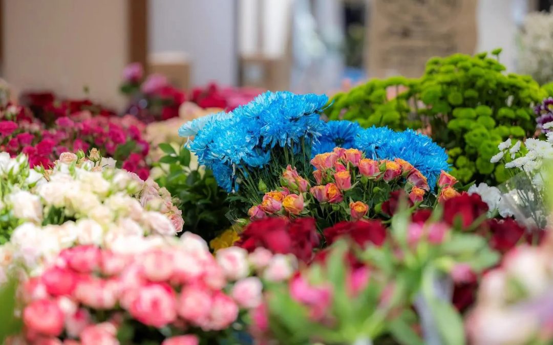 أسواق تبوك تتألق بأريج الورود والزهور في عيد الفطر 🌸✨