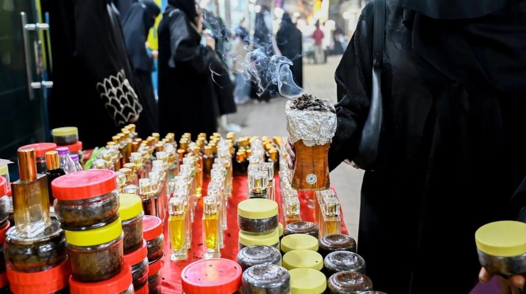 عطور العيد.. أجواء جازان تعبق بالعود والبخور استعدادًا للاحتفال