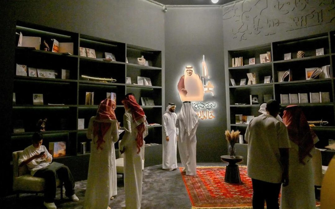 معرض “في محبة خالد الفيصل”.. سرد بصري يحتفي بذاكرة قائد وفكر شاعر