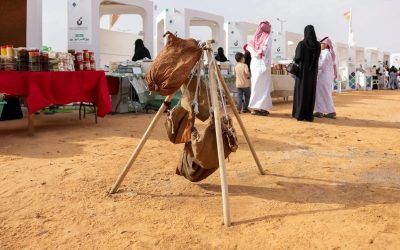 مزاد الإبل بالجوف يُعيد إحياء حرفة “الصميل”.. حرفة نسائية تراثية تحافظ على نكهة السمن واللبن