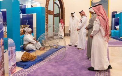 زوار “جولة المسرح” بالباحة يعيشون تراث البحر: الغوص وصناعة الشباك والقراقير تعود للحياة