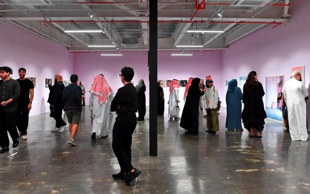 هيئة الفنون البصرية تطلق معرضي ‘حيّ عينك’ و’حين يهمس الضباب’ بجدة في احتفاء فوتوغرافي يحاكي تحولات المملكة بعدسة إبداعية