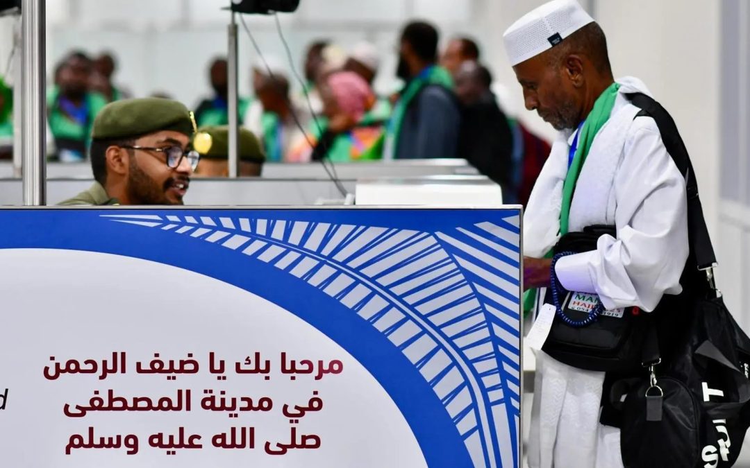 جوازات مطار المدينة تستقبل أولى رحلات الحج من جيبوتي: تسهيلات تقنية وخدمة بلُغات متعددة لضيوف الرحمن