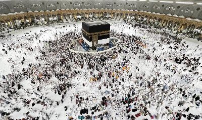 رفع كسوة الكعبة المشرفة استعدادًا لموسم حج 1446هـ: إجراء سنوي يعكس القدسية والتنظيم