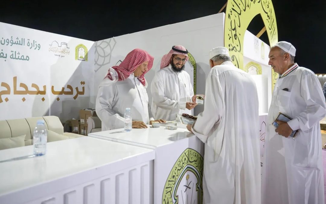 الشؤون الإسلامية بالجوف تُثري تجربة حجاج العراق بخدمات توعوية رقمية وميدانية في مدينة الحجاج بالشقيق