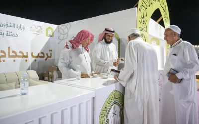 الشؤون الإسلامية بالجوف تُثري تجربة حجاج العراق بخدمات توعوية رقمية وميدانية في مدينة الحجاج بالشقيق