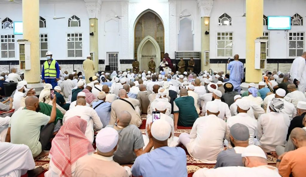 الشؤون الإسلامية تثقّف الحجاج بمحاضرتين في مسجد الخيف حول التوحيد والعمل الصالح