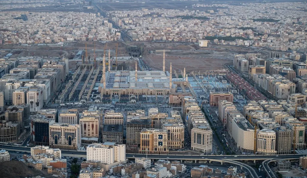 “المدينة المنورة تسجّل طفرة سياحية بـ18 مليون زائر.. وقطاع الإيواء يسجل نموًا بـ18.7%”
