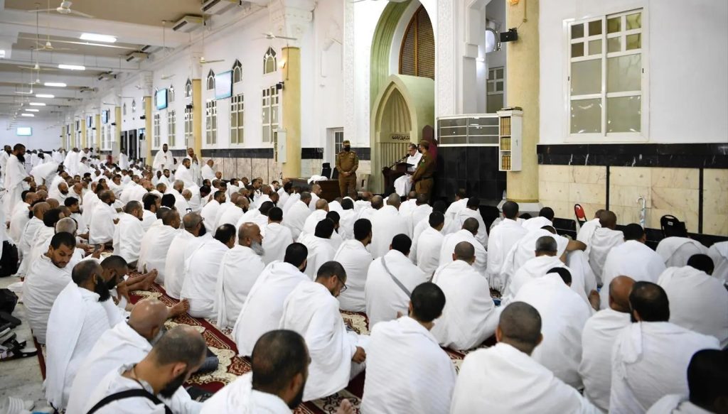 الشؤون الإسلامية تُبرز فضائل يوم عرفة بمحاضرة دعوية في مسجد الخيف ضمن برنامجها التوعوي بالحج