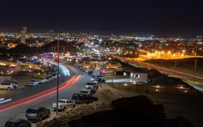 متنزه جبل القرعاء يمنح زواره تجربة بانورامية خلابة ومقاهي شبابية بأجواء المساء الساحرة