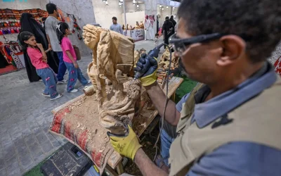 فن النحت على الخشب يُبهر زوار مهرجان “بيت حائل 2025” ويُعيد إحياء الحِرف التراثية الأصيلة