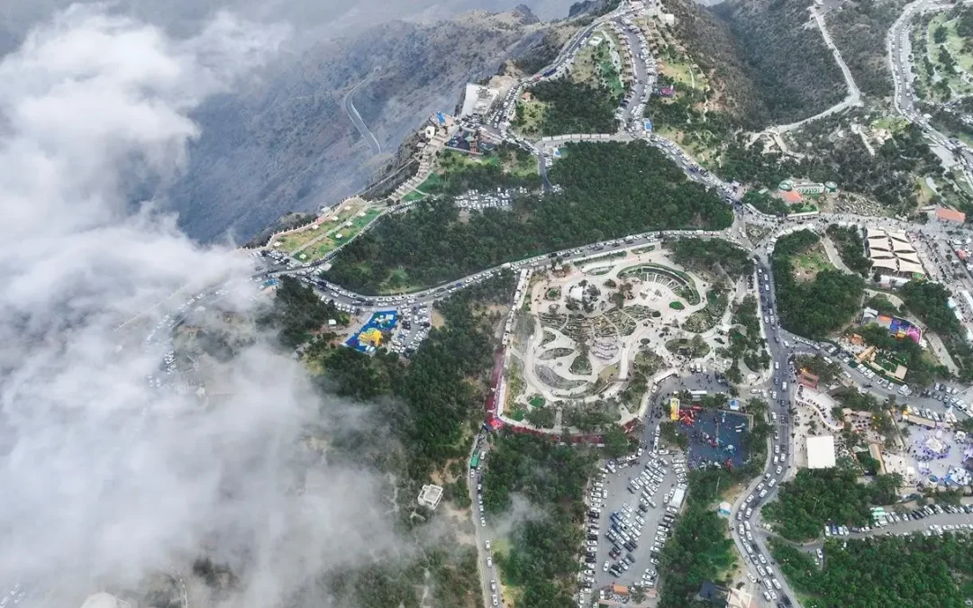 ضباب جبال الباحة يرسم لوحة صيفية ساحرة تجذب الزوار وهواة التصوير