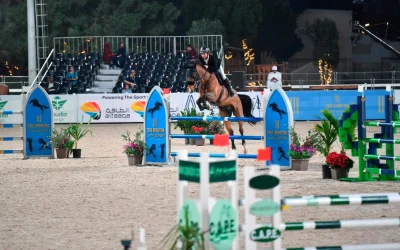 مرابط الخيول على شواطئ جدة.. تجربة سياحية فريدة تجمع الفروسية بالترفيه