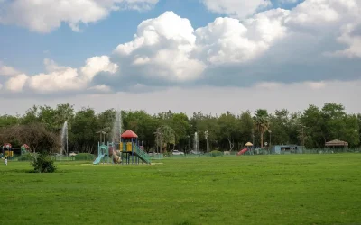 أجواء نجران الغائمة تجذب الأهالي والزوار إلى المتنزهات والحدائق العامة