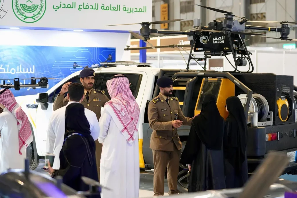 الدفاع المدني يستعرض طائرات درون متقدمة للإنقاذ والإطفاء في المعرض السعودي للدرون 2025 بالرياض