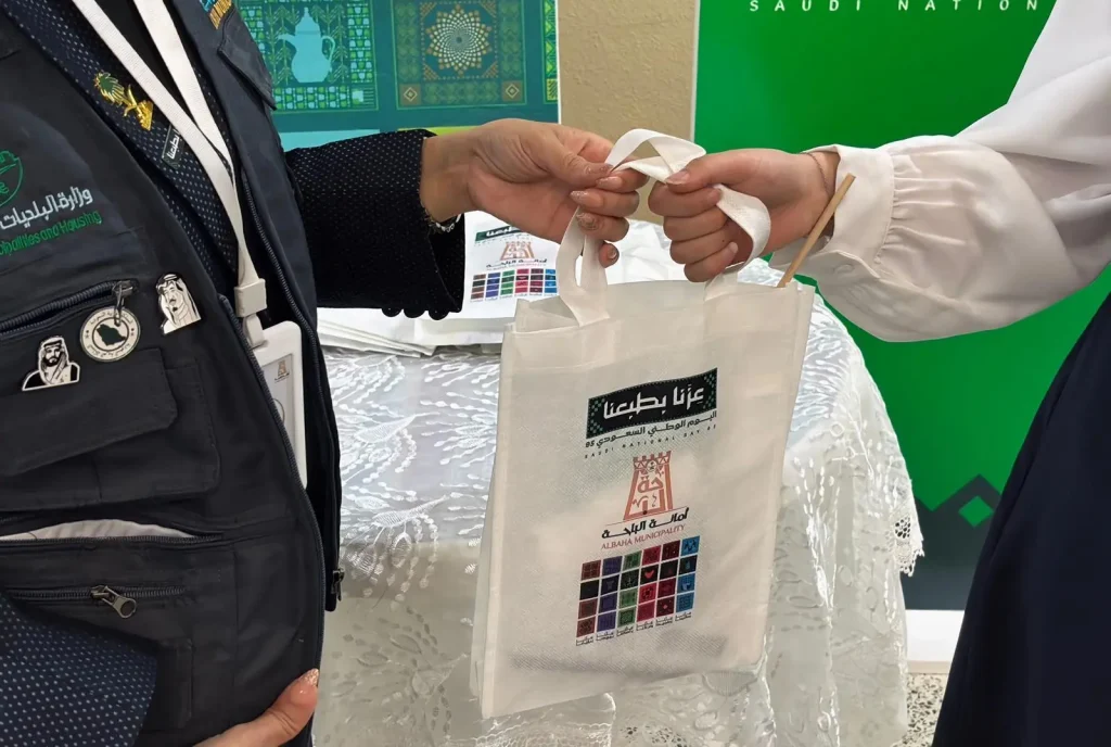 🎉 مدارس الباحة تحتفي باليوم الوطني الـ95 بمعارض فنية وعروض مسرحية وأوبريت وطني