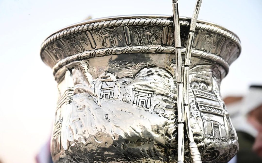 كأس بطولة العُلا لبولو الصحراء يستلهم هوية المحافظة وتاريخها العريق في تصميمه