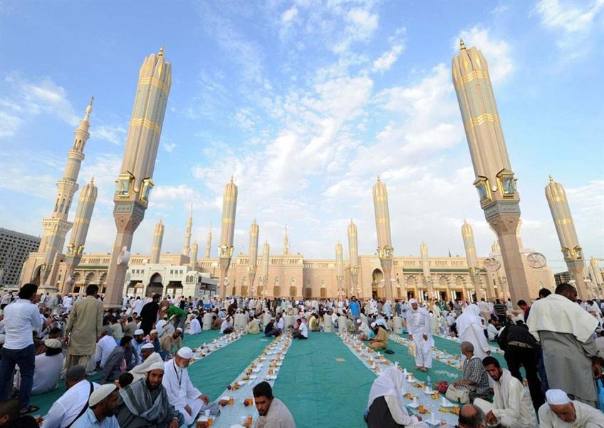 جموع الصائمين يتوافدون على موائد الإفطار في المسجد النبوي مع غروب أول أيام رمضان