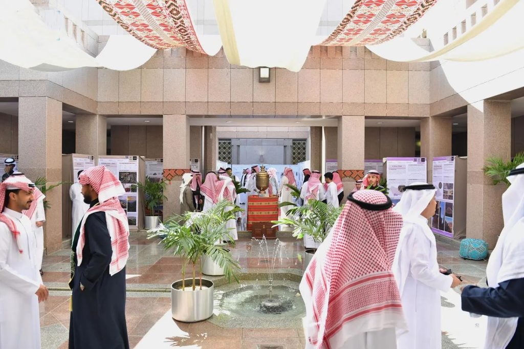 جامعة الملك عبدالعزيز تنظّم معرض «عبق الماضي» لإبراز جماليات العمارة السعودية