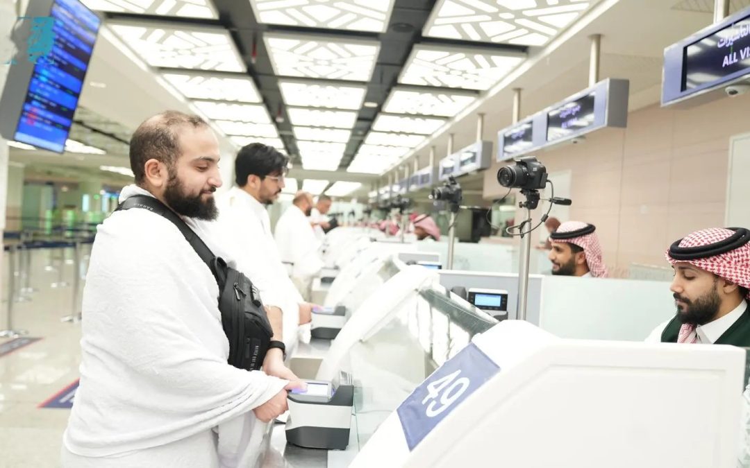 جوازات مطار الملك عبدالعزيز بجدة تستقبل أولى رحلات المعتمرين في رمضان 1447هـ