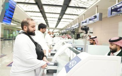 جوازات مطار الملك عبدالعزيز بجدة تستقبل أولى رحلات المعتمرين في رمضان 1447هـ
