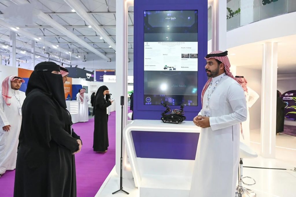 جامعة نجران تمثل الابتكار السعودي في معرض الدفاع العالمي 2026 بمشروع روبوت ذكي لأمن الحدود