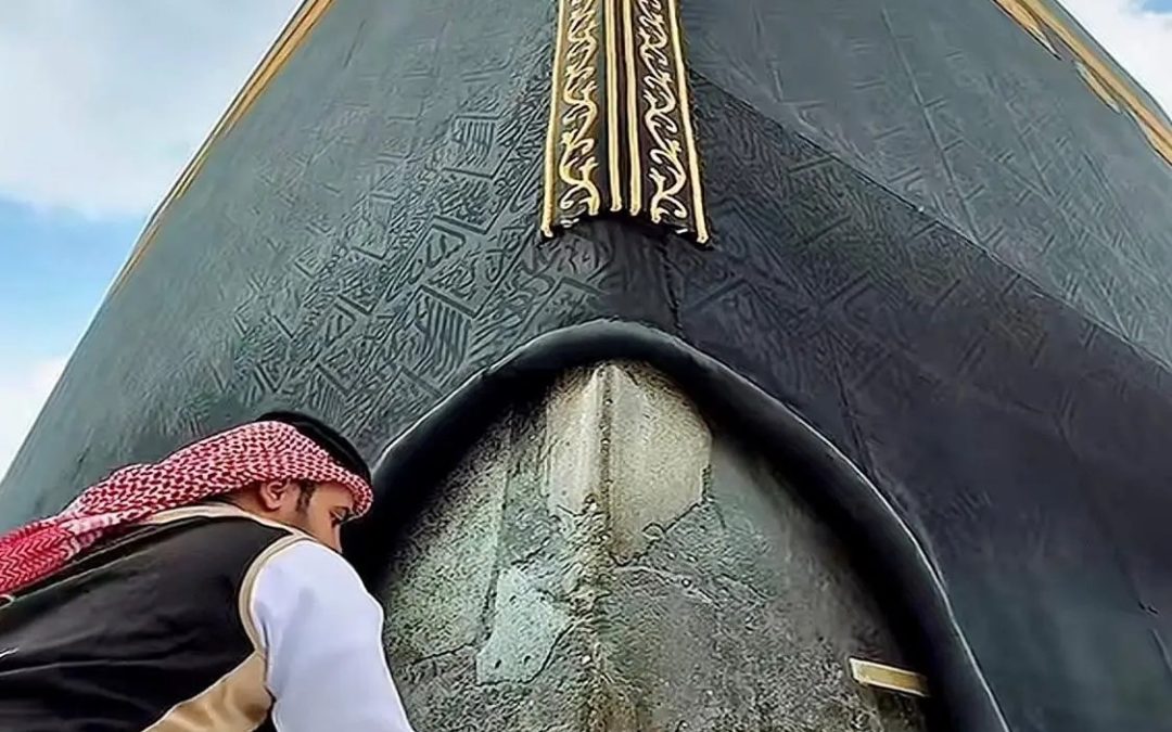 تطييب المسجد الحرام بالعود والبخور.. عناية متواصلة تعزز الأجواء الروحانية لضيوف الرحمن