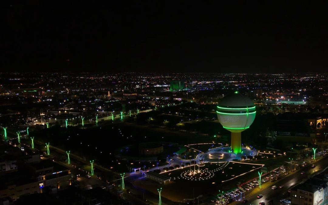 برج بريدة يضيء باللون الأخضر احتفاءً بيوم العلم السعودي