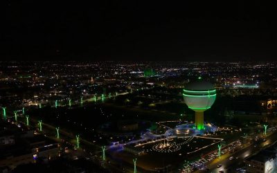 برج بريدة يضيء باللون الأخضر احتفاءً بيوم العلم السعودي