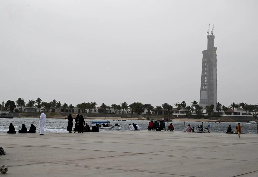 الأجواء الغائمة في جدة تجذب الزوار إلى واجهاتها البحرية بعد هطول الأمطار