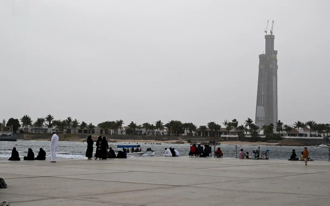 الأجواء الغائمة في جدة تجذب الزوار إلى واجهاتها البحرية بعد هطول الأمطار