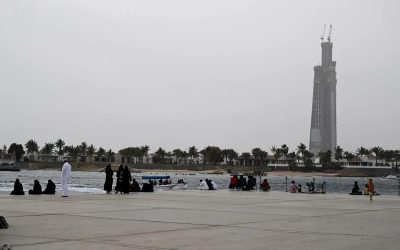 الأجواء الغائمة في جدة تجذب الزوار إلى واجهاتها البحرية بعد هطول الأمطار