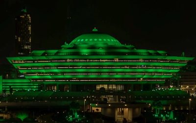 وزارة الداخلية تحتفي بيوم العلم السعودي في الرياض وتُنظم معرضًا بأبراج الساعة في مكة