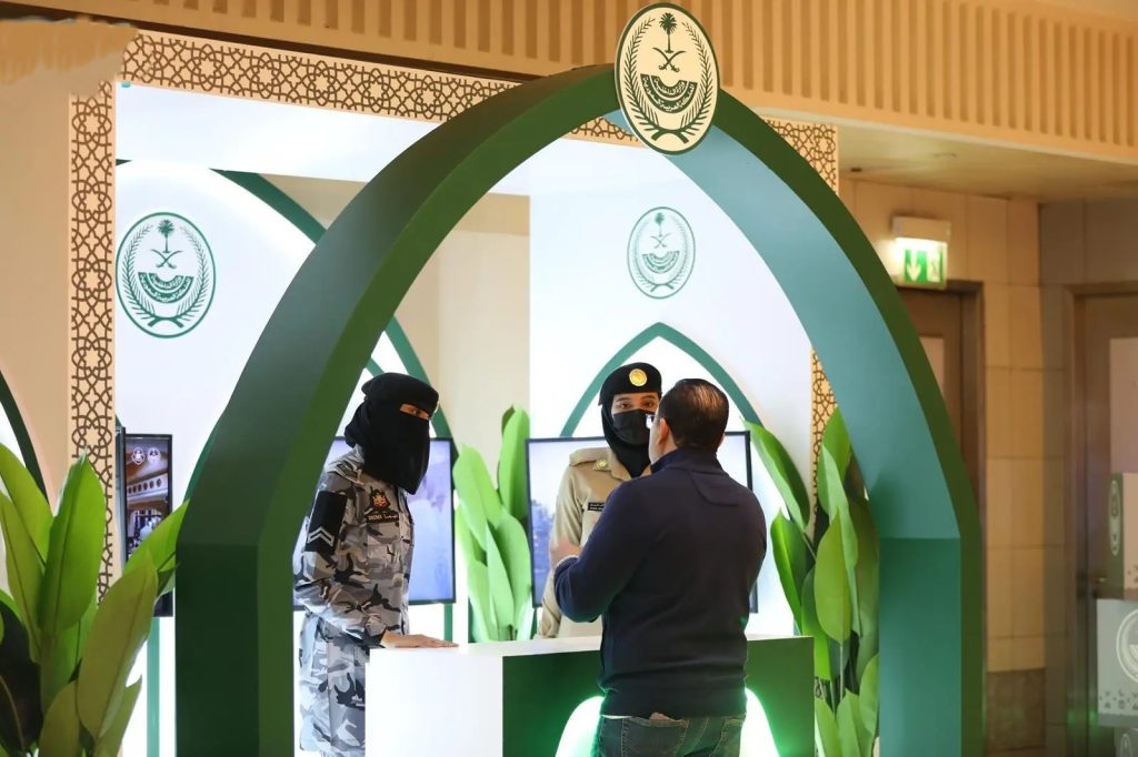 وزارة الداخلية تطلق معرضًا بمكة المكرمة للتعريف بخدماتها لضيوف الرحمن وتعزيز إدارة الحشود بالذكاء الاصطناعي