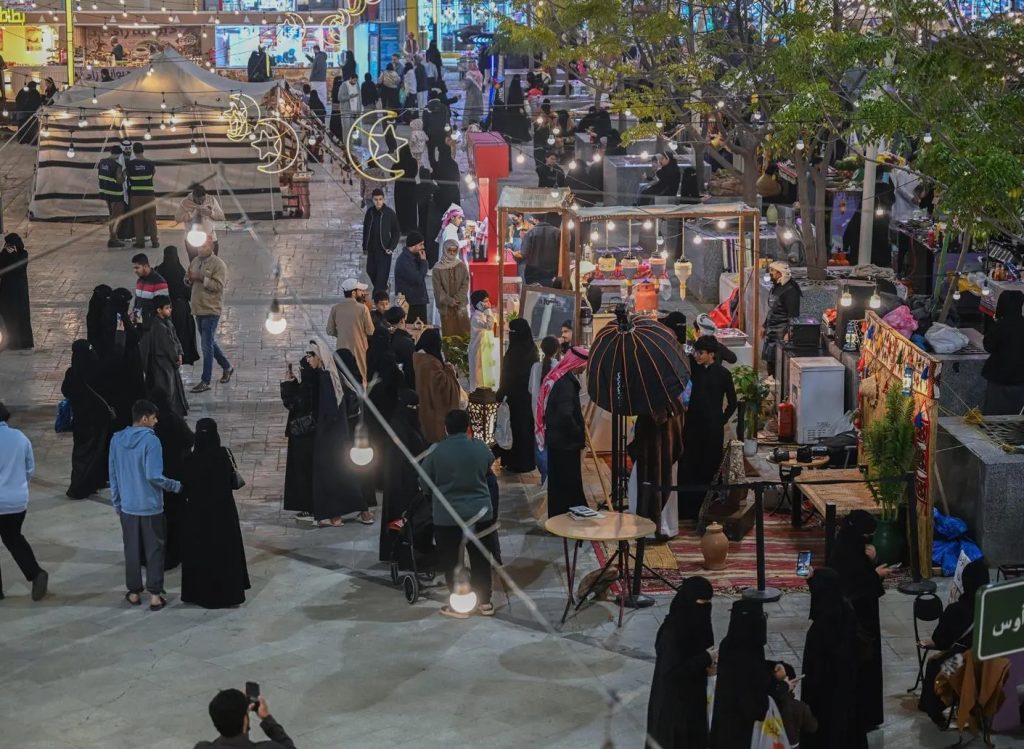 مهرجان “ليالي رمضان” في سوق البلد بالباحة يجذب الأهالي والزوار بأجوائه التراثية