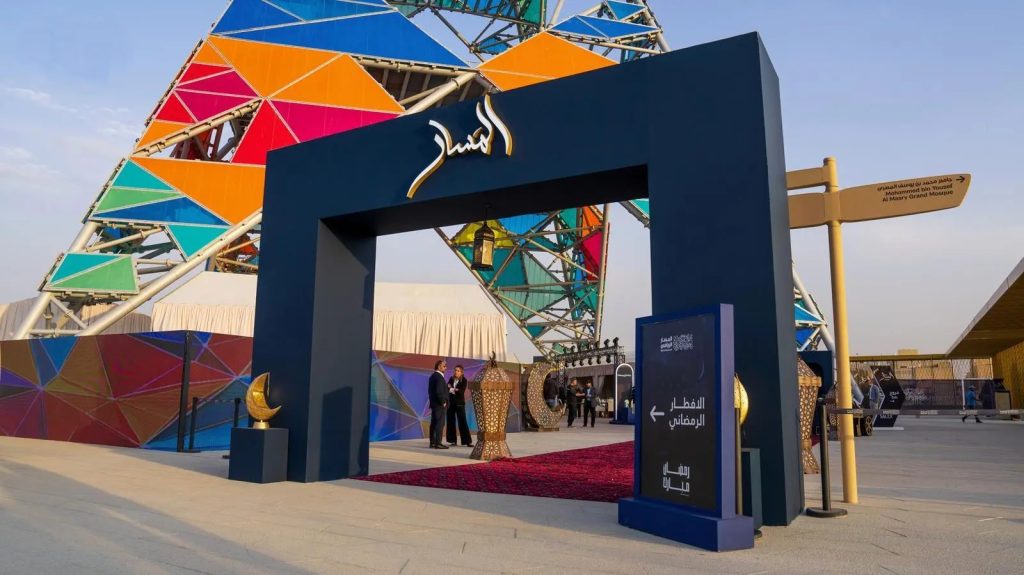خيمة المسار الرمضانية بالرياض تقدم تجربة ترفيهية واجتماعية مميزة لزوار برج الفنون