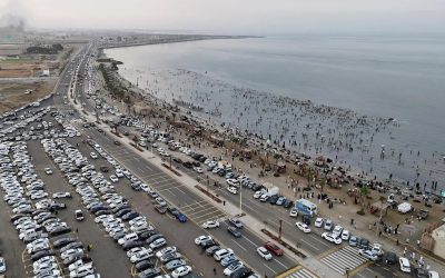 شاطئ السباحة في جازان يستقبل أعدادًا كبيرة من الزوار خلال عيد الفطر