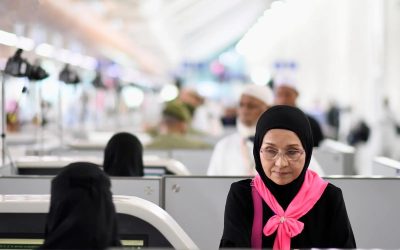 جوازات مطار الأمير محمد بن عبدالعزيز تستقبل أولى رحلات الحجاج وتؤكد جاهزيتها لموسم حج 1447هـ