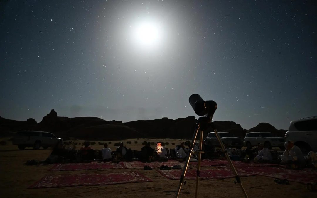 فريق منارة العُلا ينظم أمسية فلكية لرصد شهب القيثاريات وتعزيز السياحة الفلكية للأهالي والزوار